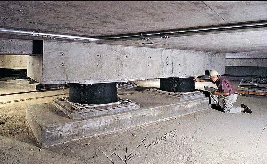 Projeto de Isolamento Sísmico de Base em Franca: Dispositivos e Dimensionamento Local